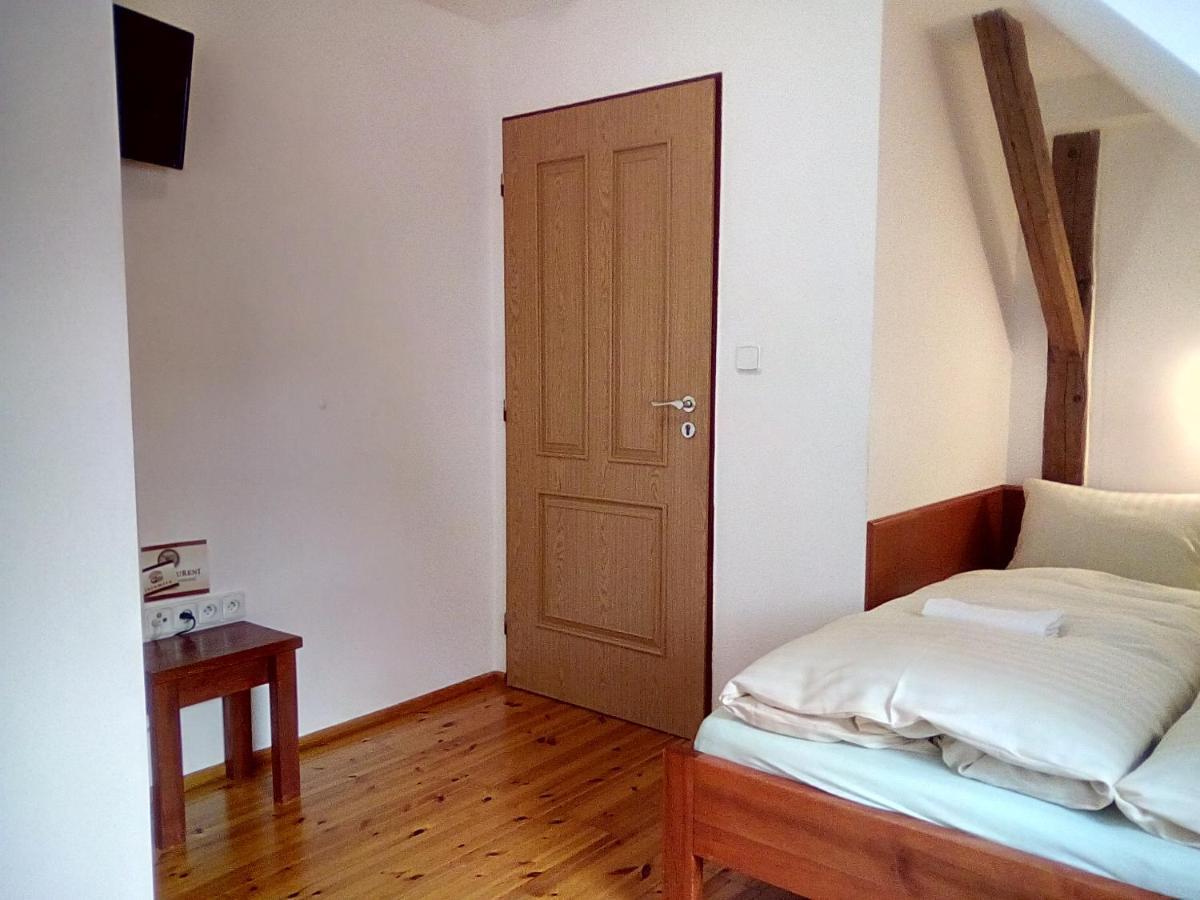 Hostinec U Janatu S Ubytovanim Cestin Bagian luar foto