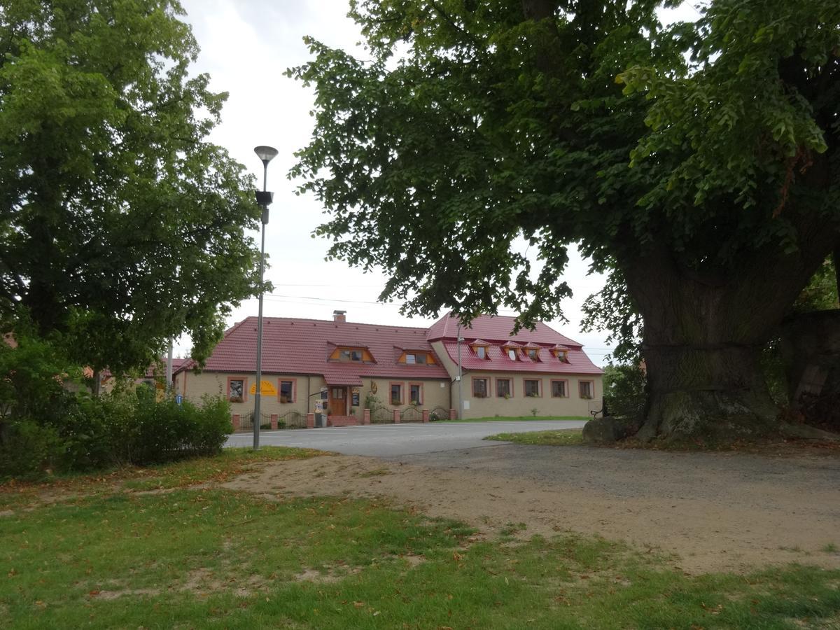 Hostinec U Janatu S Ubytovanim Cestin Bagian luar foto
