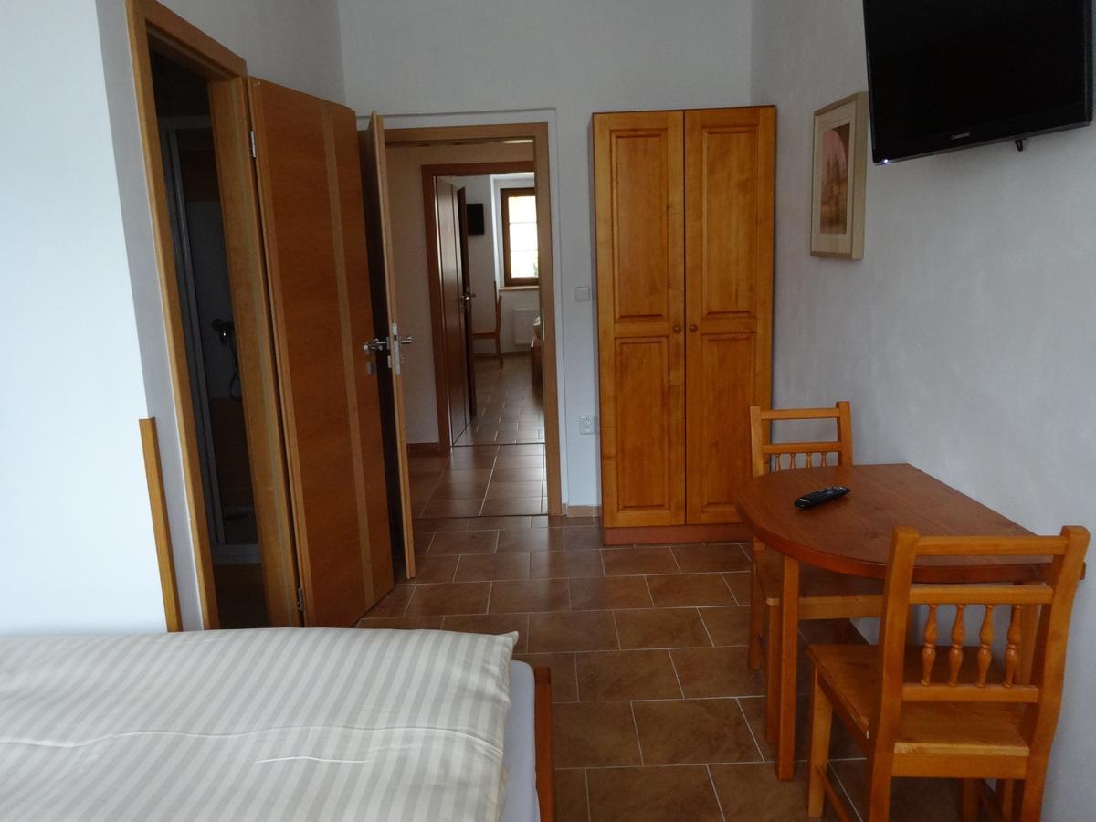 Hostinec U Janatu S Ubytovanim Cestin Ruang foto