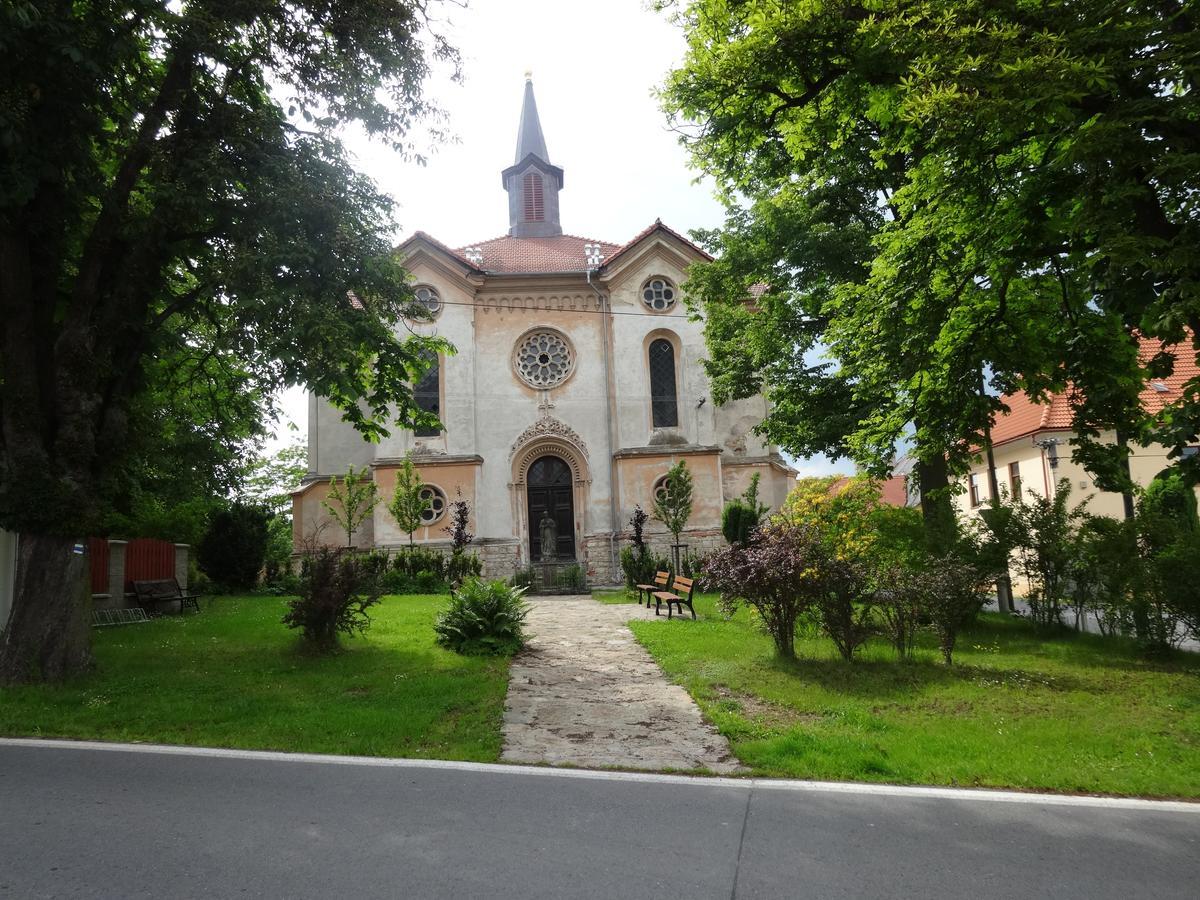 Hostinec U Janatu S Ubytovanim Cestin Bagian luar foto