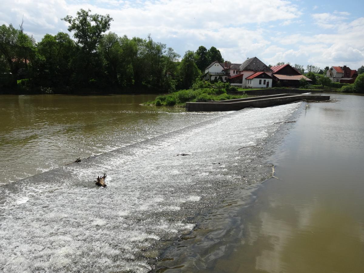Hostinec U Janatu S Ubytovanim Cestin Bagian luar foto