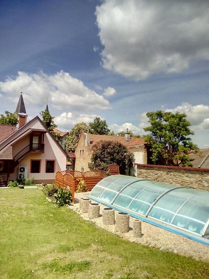 Hostinec U Janatu S Ubytovanim Cestin Bagian luar foto