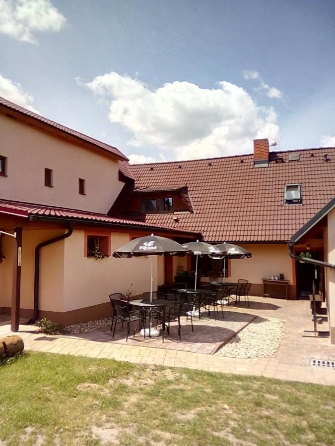 Hostinec U Janatu S Ubytovanim Cestin Bagian luar foto