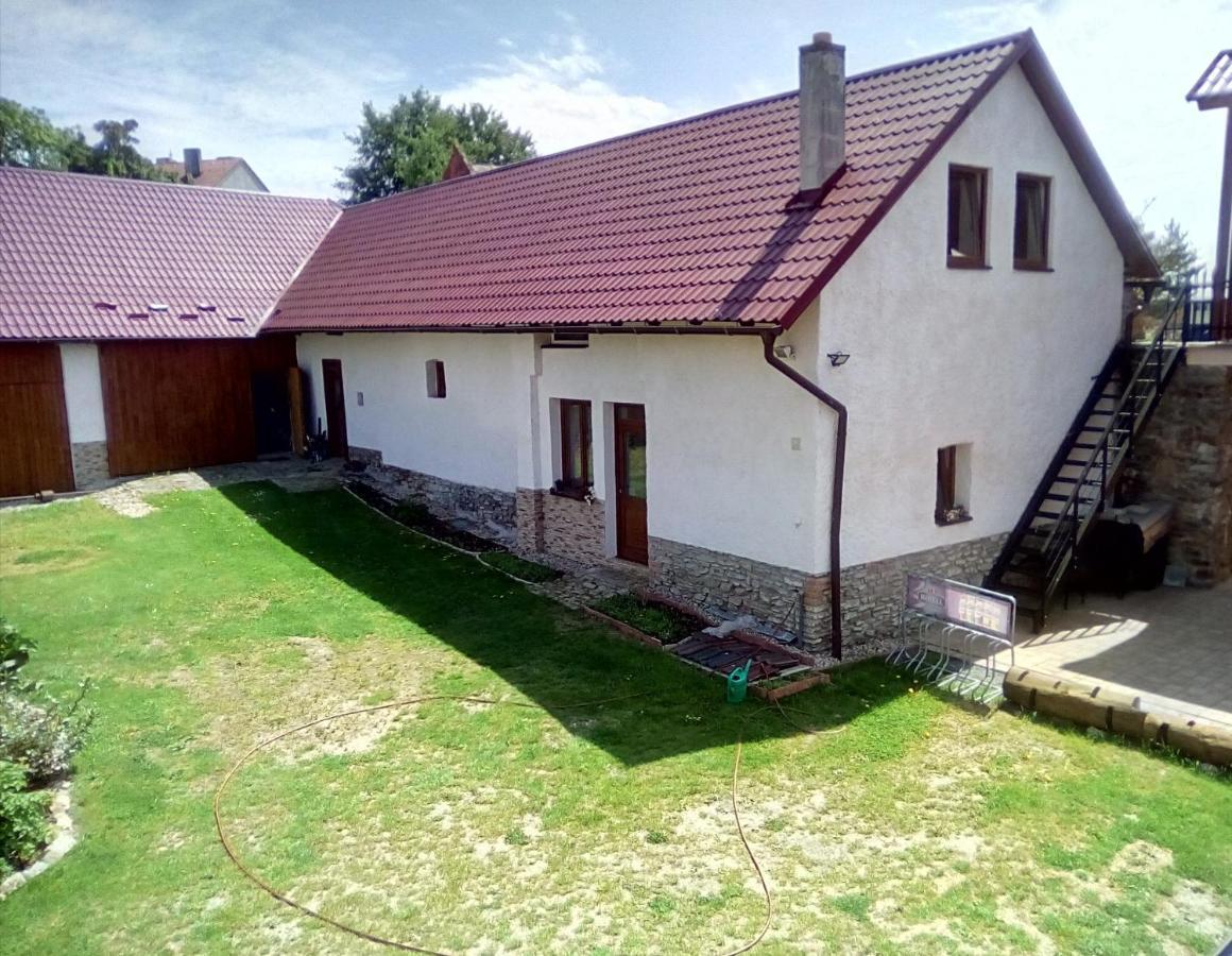 Hostinec U Janatu S Ubytovanim Cestin Bagian luar foto